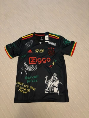 Svart Ajax x Bob Marley Adidas tröja - Svart Ajax tröja med Bob Marley storlek S