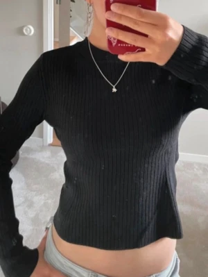 Långärmad tröja - Svart, tajt, långärmad tröja, något kortare, ribbat tyg🩷
