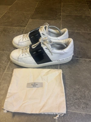 Valentino Opens | Storlek 44 - Valentino Opens i storlek 44 | Skicket är bra, defekter syns  | Dustbag skickas med 🤝 Äkta