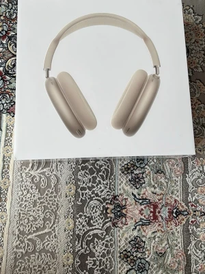 Apple AirPods Max over-ear hörlurar - Snygga och moderna AirPods Max från Apple i en stilren beige färg. Over-ear design med mjuka öronkuddar och justerbart huvudband i metall och textil. Grym ljudkvalitet och levereras med Smart Case för enkel förvaring och laddning.
