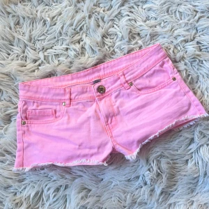 J5 Lågmidjade rosa jeansshorts  - Midja ca 41 rakt över