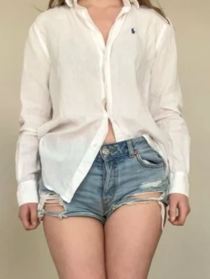 Linneskjorta - Säljer då jag har ganska många skjortor. Finns en lös tråd på en av knapparna. Kan såklart fixa det om man vill