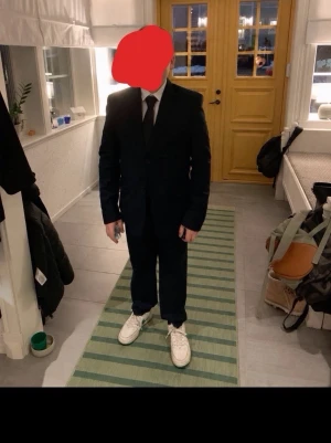 Kostym från H&M - Skjorta och kavaj i strl 164, byxorna i 152. 