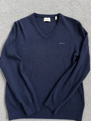 Gant v neck  - Riktigt snygg och skön v neck med bra passform. Dock lite för stor för mig 