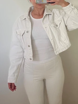 vit jeansjacka - croppad lite oversized jeansjacka