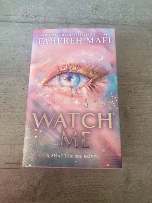 Bok Watch me mafi tahereh - Säljer boken 'Watch Me' med ett omslag i pastellfärger och ett stort öga med glitter och tårar. Aldrig läst, men jag har läst shatter me serien och en annan bok av samma författare älskar! Hard cover