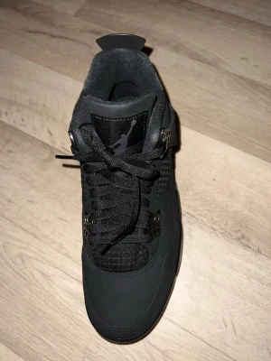 Svarta Air Jordan 4 Retro sneakers - Äkta och helt nya