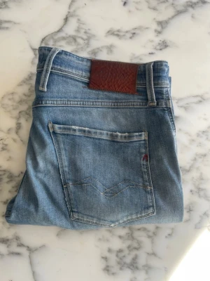 Replay Anbass - Tja! Säljer nu mina replay jeans då dom inte kommer till användning! Pris kan diskuteras vid SNABB AFFÄR!