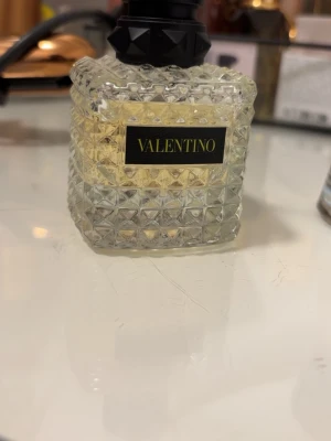 Valentino born in Roma yellow dream Donna. - Parfym från Valentino. 50ml. Endast använd några gånger. 