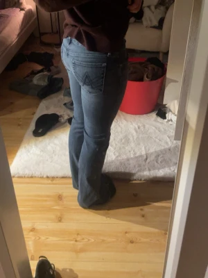 Blå bootcut jeans från 7 For All Mankind - Säljer ett par skit snygga lågmidjade jeans ifrån 7 for all mankind sitter jätte snyggt!!  Och i jätte bra skick i storlek 29 priset är absolut diskuterbart!😋🙌🏻