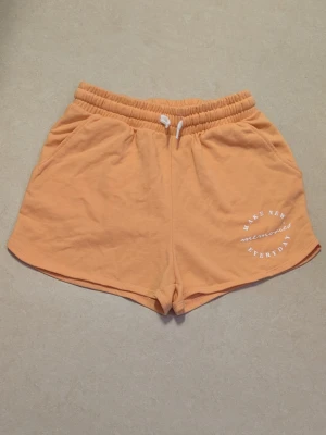 Oranga shorts, barn - Bekväma oranga shorts. Endast använda ett par gånger.