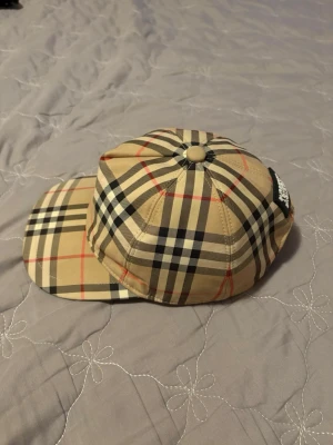 Burbbery keps - Säljer fet burbbery keps i ny skick igt fel med den passar typ alla storlekar 