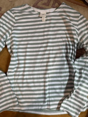 Tröja  -  randig tröja ifärgen vitt och 