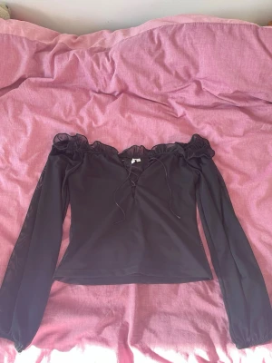 Svart offshoulder blus med volang - Svart offshoulder blus i storlek S