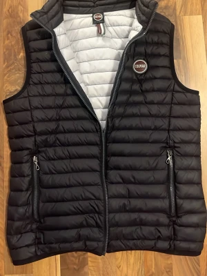 Svart Colmar väst - Säljer min snygga väst från Colmar. Den är i perfekt skick och passar dig mellan 170-175.