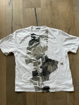 Vit t-shirt med abstrakt print från Zara - Vit t-shirt från Zara🌸💗🤌🏼