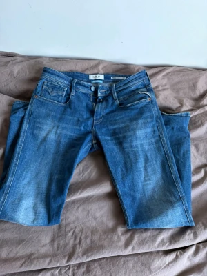 Replay anbass - Replay anbass i strl 29/30. Jätte fint skick, köptes från zalando för 1299kr för bara en månad sedan. Använda 1-3 gånger. Helt nyskick. 