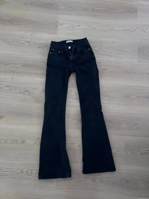 Svarta bootcut jeans  - Jeans från Gina tricot 