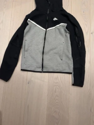 Nike svart och grå hoodie i storlek xs - Säljer denna pågrund av att den inte används, har används 2 gånger. 