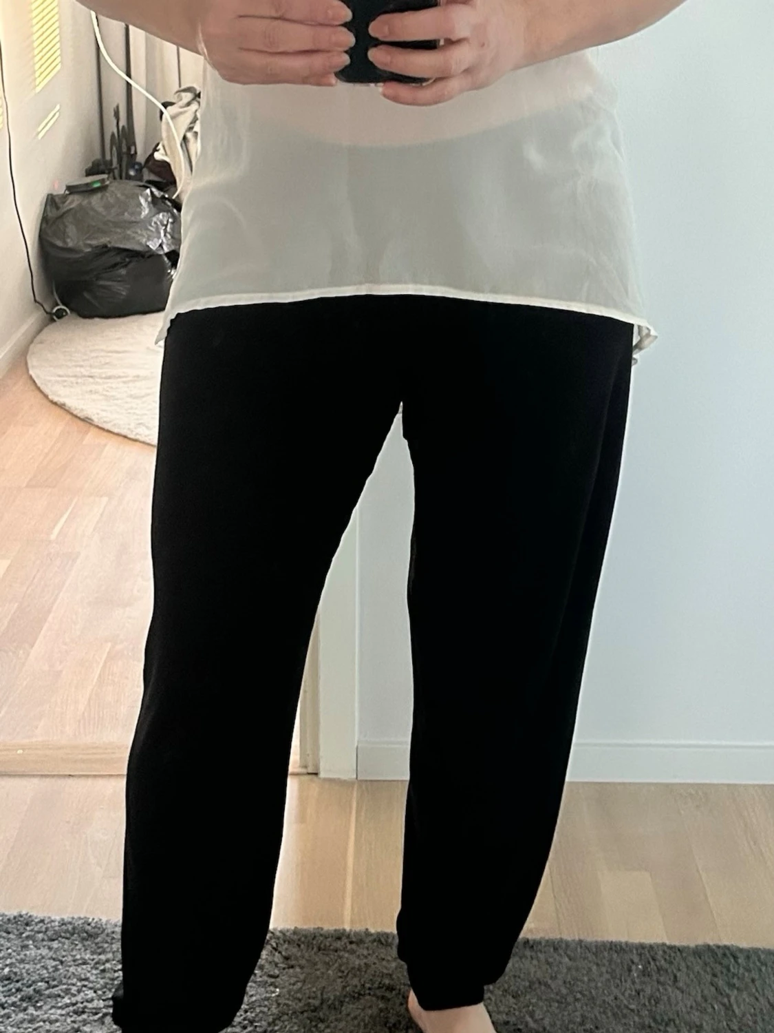 Vit ärmlös blus med mönster - 1