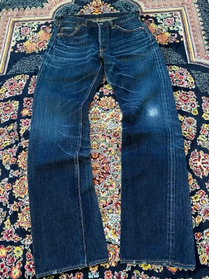 Samurai blå raka jeans - Waist 38cm length 109cm Ben opening 21cm.    Säljer ett par klassiska blå jeans från samurai med raka ben och fem fickor. Jeansen har slitningar och kontrastsömmar, samt en patch bak i midjan. Perfekta för en avslappnad och tidlös stil.