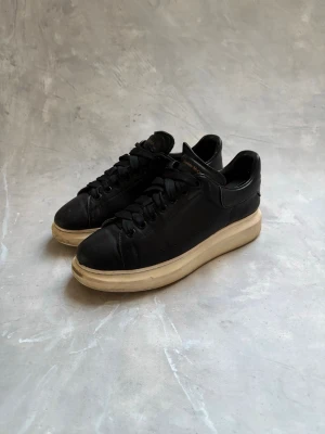 Alexander McQueen  - Storlek 41, okej skick. Nypris 5000kr. Först till kvarn! Självklart äkta!
