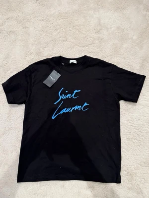 Saint Laurent T-shirt  - Perfekt skick- använd ett fåtal gånger. Inga problem eller defekter överhuvudtaget! Storlek M passar även S