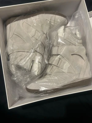 ❣️ Isabel Marant Beige VitNYA 36 EU, 35 - skor i storlek 36, helt nya !! ~ ;D Skriv om ni är mellan 36-35 tror nog de passar ❣️ Buda, först till kvarn förstås!! Jag svarar snabbt., kan skicka nästa dag 😆 10/10 kondition!!