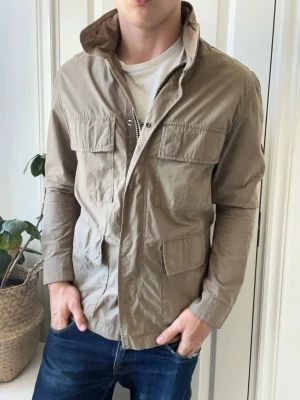 Jack and Jones jacka  - Jack and Jones jacka - tun. Inga defekter förutom några svarta fläckar som ni ser på bilden, finns typ 2 till! Modellen i bilderna är 180 cm 75 kg och bär Storlek S , Kom med frågor! 🌟 (Kan gå ned i pris vid köp av paket 😉) 