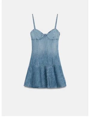 Blå jeansklänning ZARA - Cool kort jeansklänning i blått med smala axelband och markerad byst. Klänningen har en lätt utsvängd nederdel och sömdetaljer som ger en snygg siluett. Perfekt för dig som gillar denim och vill ha en trendig look.