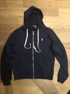 Ralpph lauren hoodie  - Säljer en jättefin ralph lauren hoodie som inte har använts alls! Skriv om du undrar över något!