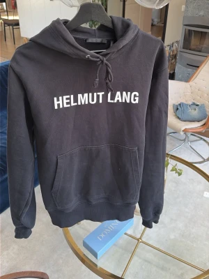 hoodie Helmut Lang - Cool svart hoodie från Helmut Lang. Köpt i Milano i deras butik för 295 Euro. Pris kan diskuteras