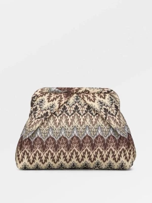 Beck söndergaard - Kuvertväska med unik mönsterdesign i beige, brunt och grått. Väskan har en mjuk, rundad form och är tillverkad i textil med ett elegant, vävt motiv. Perfekt för dig som gillar retrostil och detaljerade accessoarer.