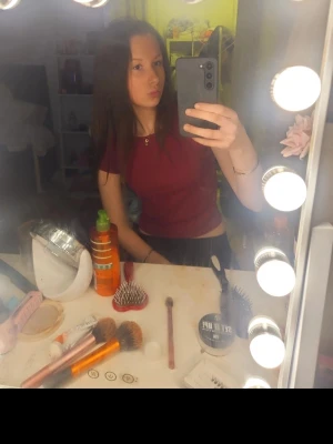 Vinröd ribbad crop top - Säljer en vinröd crop top med ribbad struktur. Toppen har korta ärmar och en tight passform som framhäver figuren. Perfekt för dig som gillar en enkel men snygg stil. Materialet är mjukt och stretchigt, vilket gör den bekväm att bära.