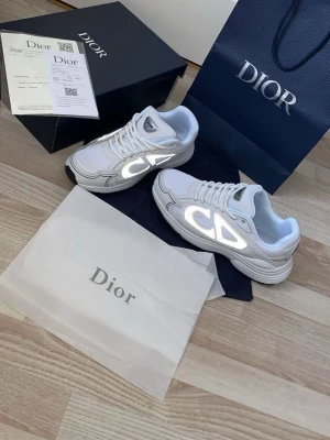 DlOR B30 - helt oanvända, kommer med box, dustbag, handbag, extra lacec osv. Passar även storlek 43/44. Hör av er ifall ni har frågor eller kom se fler bilder.