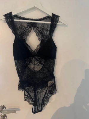 Populär H&M body - Aldrig använd!! Jättepopulär och slutsåld🫶🏼🫶🏼