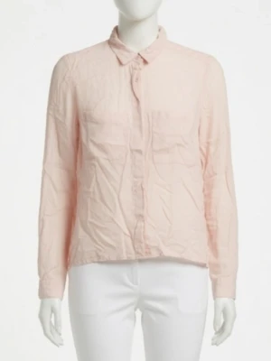 Ljusrosa luftig / sval blus med knappar fram och ryggen. Strlk: 34. Viskos. Felfri. - Ljusrosa luftig / sval blus med knappar fram och ryggen, 2 fickor. Strlk: 34/XS-SMALL.Material: Sval & bekväm Viskos.  Har knappar fram & även bak i ryggen. Ledig/lös passform. Felfri. Endast något skrynklig vid fotografering men blir fin igen efter strykning. Skyltdockan visar liknande blus fast mer ljusrosa än den jag säljer.