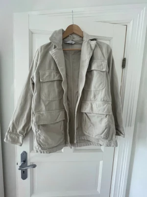 Zara jacka - Jacka från Zara i tjockt lyxigt bomullstyg! Använd fåtal gånger.