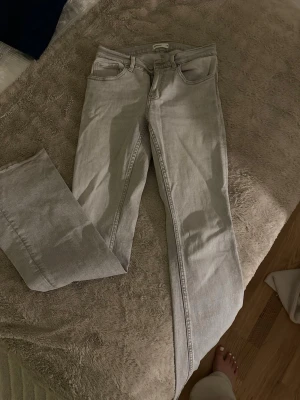 Ljusgrå slim jeans från Gina Tricot - Bootcut från Gina Säljer bootcut jeans från Gina Tricot i stl 38 och low waist. Dem är gråa och perfekta för en avslappnad look eller en festlig look tillsammans med en body. Använt en gång och säljer för att jag har överflöde av jeans.