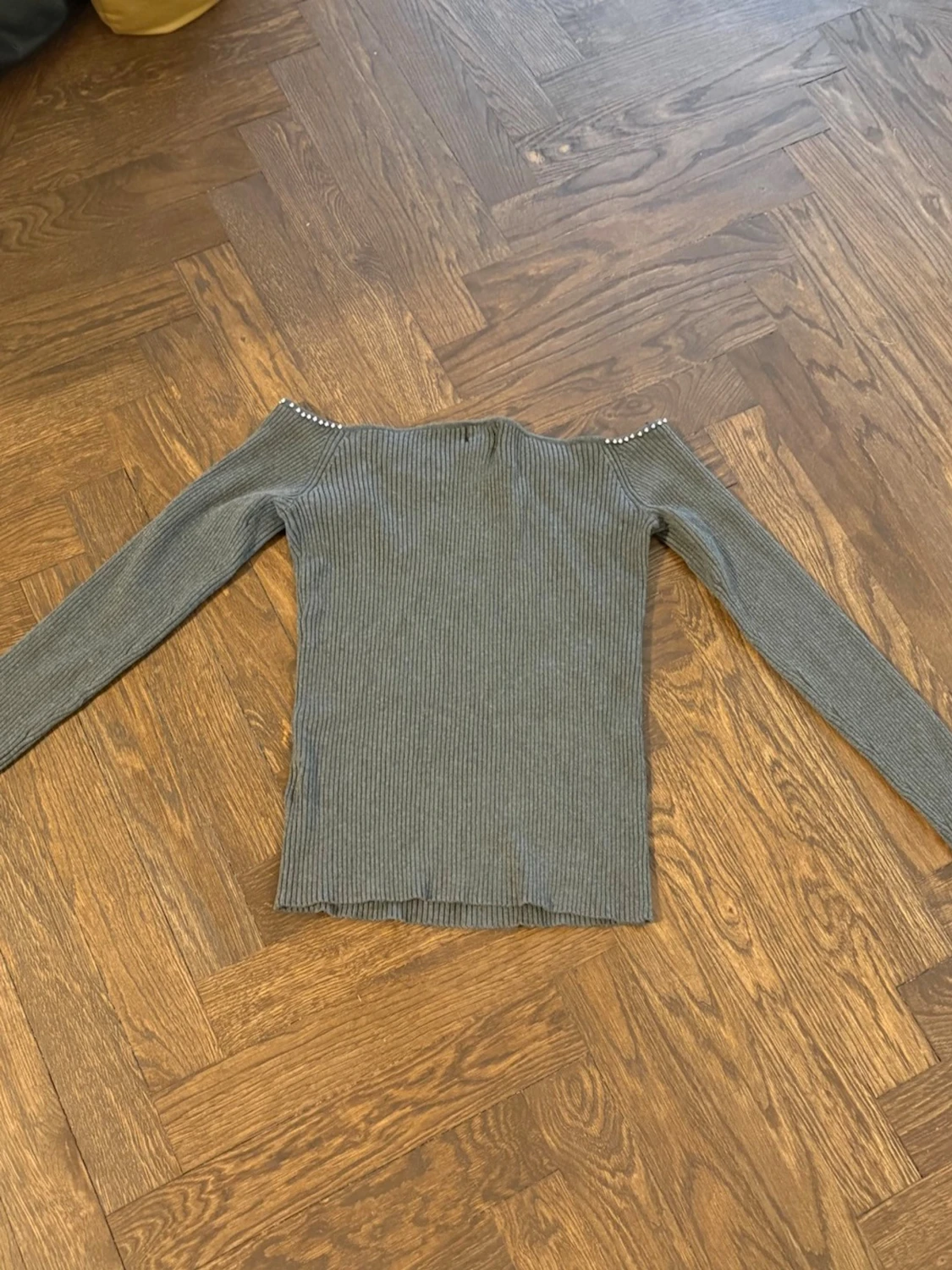 Jättesöt grå off-shoulder topp med silverstenar - 2