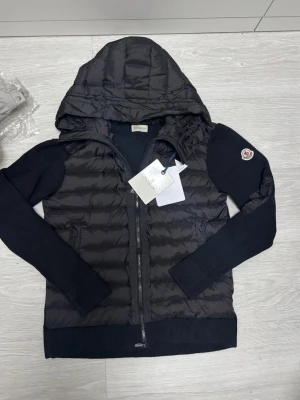 Moncler cardigan  - Helt ny moncler cardigan och helt oanvänd. Skriv vid funderingar! Jackan har också NFC