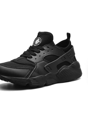 Svarta sneakers med chunky sula - Snygga svarta sneakers med chunky sula och meshdetaljer. Skorna har en stabil hälkappa, snörning och coola plastpaneler på sidorna. Märket syns på tungan och designen är modern och sportig. Perfekt för dig som gillar streetstyle och komfort.