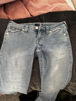 True Religion ljusblå jeans - Hej! Jag säljer mina ljus blåa true religion jeans då jag inte använder dem längre! Dem är ungefär använda runt 6 ggr och köpte dem i somras💕