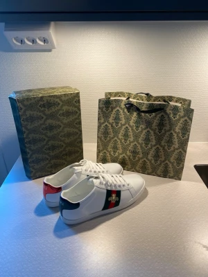 Gucci Ace  - Tjena! Säljer nu dessa sjukt snygga Gucci Ace skor! Storlek 43 och aldrig använda. Priset är ej hugget i sten så hör av dig vid minsta fundering:)