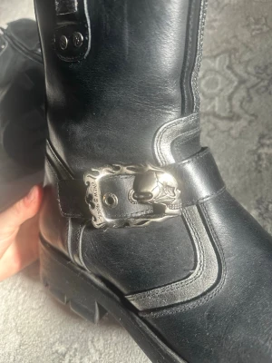 New rock original. Black metall boots - Vintage New rock kängor och säljs inte längre. ”Biker boots” använda två gånger och är i toppen skick- går att bara torka av dem för ny look 