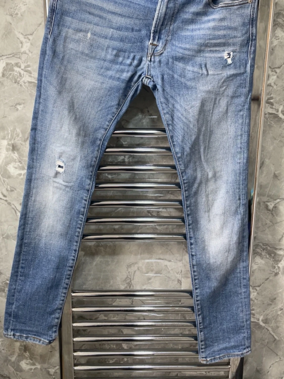 Ljusblå slitna skinny jeans