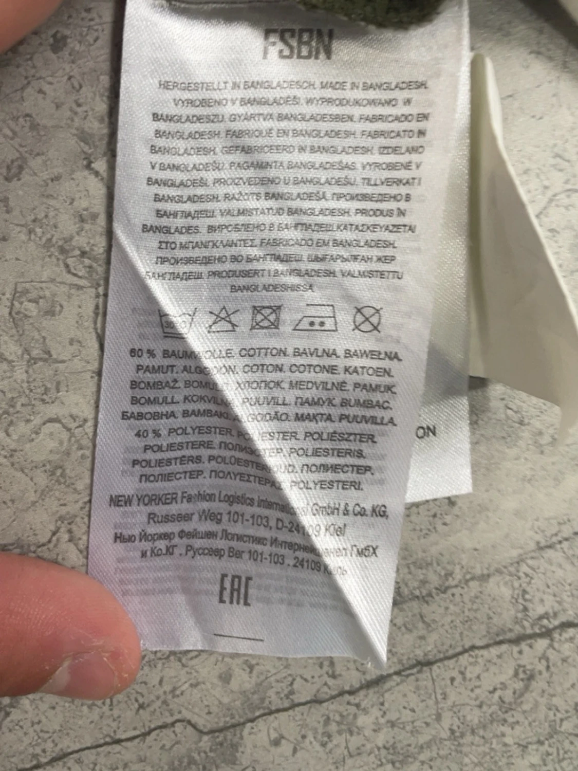 Olivgrön hoodie med vita snören - 2