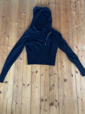 Svart ribbat set med hoodie och byxor - Svart ribbat sätt med en cropped kofta och bootcut byxor. Jätte mjukt och skönt. Tror att koftan är en xs/s och byxorna S men byxorna är VÄLDIGT stretchiga upp till så funkar även som en storlek M/L skulle jag säga. 💖