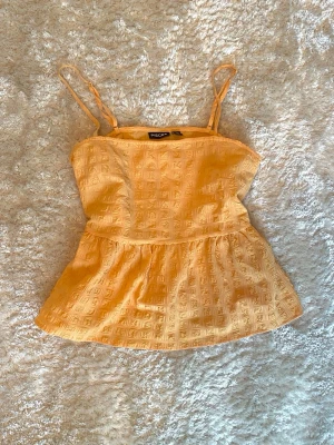 Sommar topp - Säljer en söt ljusorange sommartopp från Pieces🧡☀️ Storlek S men skulle säga passar S-M. Skriv om du har fragor:)