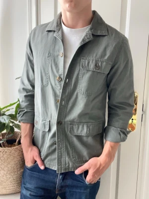 East west overshirt  - East west overshirt - riktigt snygg. Inga defekter! Modellen i bilderna är 180 cm 75 kg och bär Storlek M , Kom med frågor! 🌟 (Kan gå ned i pris vid köp av paket 😉) 